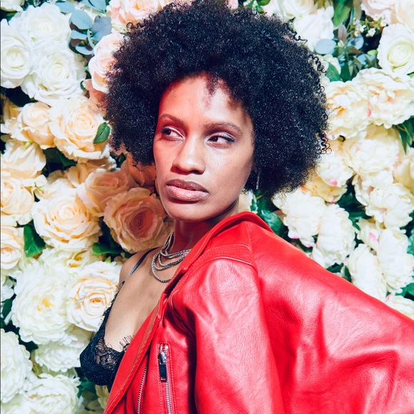 Meet your Posher, Nealette - Picture 2 of 3